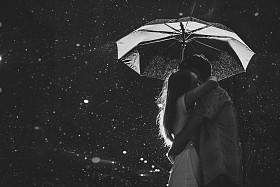 爱在雨中图片