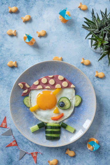 有趣的海盜煎雞蛋給孩子早餐