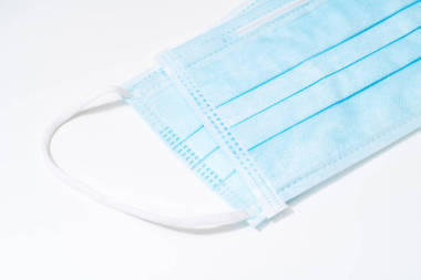 帶橡膠耳帶的外科口罩。典型的3層外科口罩蓋住口鼻。程序面罩從細菌。保護概念