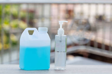 酒精凝膠瓶或手部清潔劑酒瓶或手部清潔劑酒精凝膠清潔劑手部清潔劑為抗菌和病毒清潔劑。防結(jié)腸病毒醫(yī)用洗手凝膠用于手工衛(wèi)生病毒保護. 