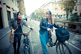 两个朋友在自行车上的女人照片