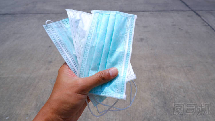 手拿著外科口罩圖片