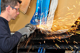 磨削制造大量的火花