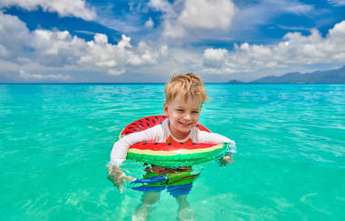 塞舌爾海灘上3歲的小男孩帶著充氣環(huán)游泳