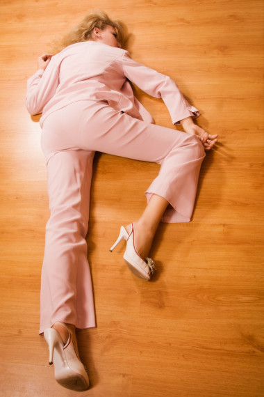 躺在地板上的無(wú)意識(shí)的商界女強(qiáng)人