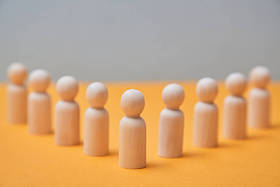 创造性思维被模仿了。个性和创造力。在盒子外思考。人物形象从人群中脱颖而出