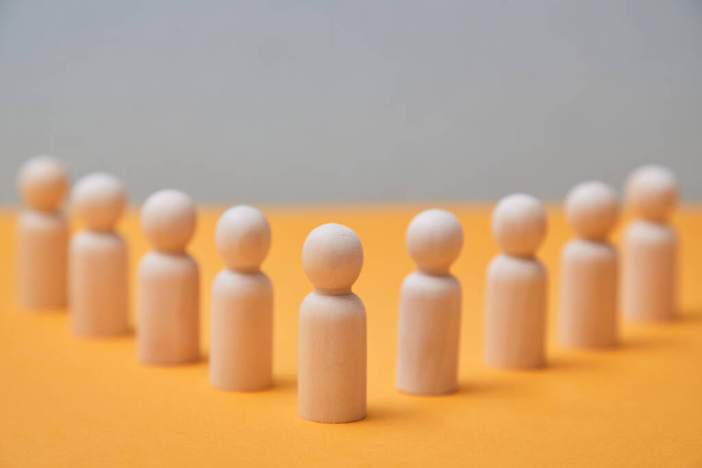 创造性思维被模仿了。个性和创造力。在盒子外思考。人物形象从人群中脱颖而出 创造性思维被模仿了。个性和创造力。在盒子外思考。人物形象从人群中脱颖而出