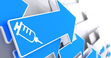 蓝色箭头上的注射器图标.