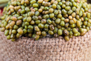 绿豆袋隔离在白色背景上图片