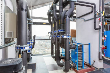 工業(yè)鍋爐房的內(nèi)部，有許多傳感器、指示器和閥門的技術(shù)裝置