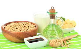 在白色背景上桌上的大豆产