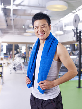 在体育馆里的男人