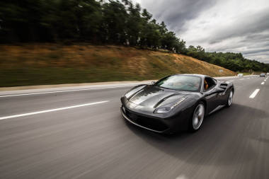 公路上的银跑车模型