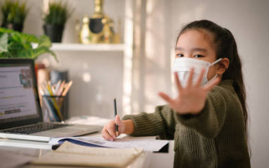 被隔離的家庭學(xué)校預(yù)防病毒感染的家庭教育、網(wǎng)上教育概念 