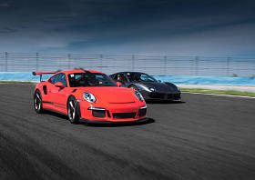 红色和银色的跑车在路上行驶照片