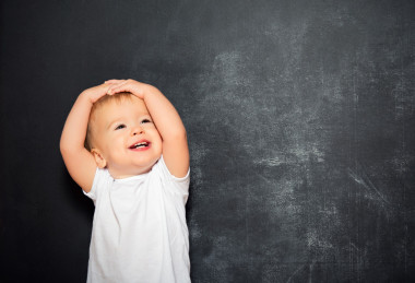 寶貝兒和空黑板圖片