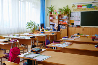 一間空蕩蕩的教室的內(nèi)部。學(xué)校和教育機(jī)構(gòu)中的Coronavirus COVID-19檢疫概念