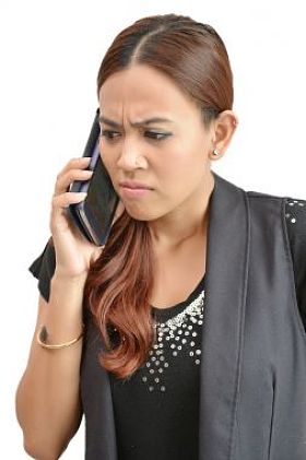 漂亮的女人担心由移动电话照片