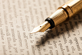 在一本书上的钢笔图片