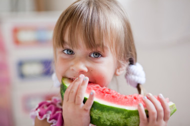 有趣的幼兒吃西瓜照片