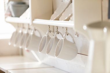 打開的櫥柜與廚房用具照片