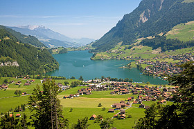 查看到山中湖上的一个小镇