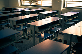 空教室与椅子、 书桌和黑板