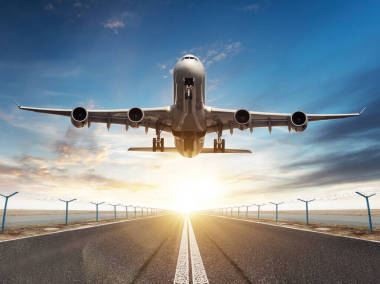 巨大的兩層樓商業(yè)噴氣式客機(jī)起飛。現(xiàn)代和最快的運(yùn)輸方式。背景上戲劇性的日落天空