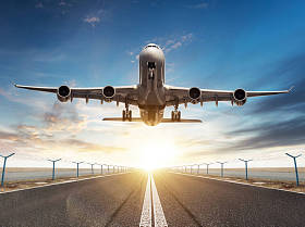 巨大的两层楼商业喷气式客机起飞。现代和最快的运输方式。背景上戏剧性的日落天空