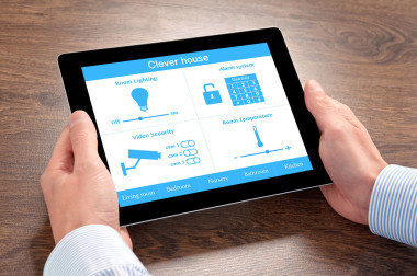 抱著一臺平板電腦，與系統(tǒng)聰明房子的商人