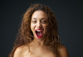 年轻女子兴奋和笑得张大了嘴巴