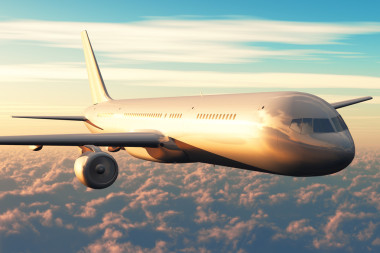 客機飛行在夕陽中的云層之上