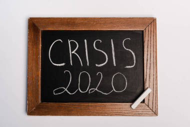 危機2020字母寫在黑板上關于白色背景，珊瑚的概念