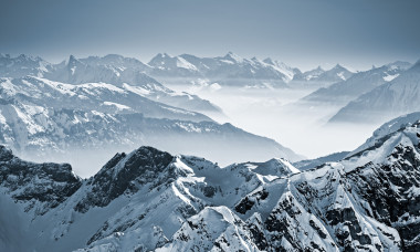 在瑞士的阿爾卑斯山的雪山圖片