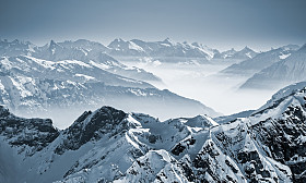 在瑞士的阿尔卑斯山的雪山图片