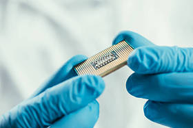 橡胶手套中的工程师手持计算机微晶片的剪影