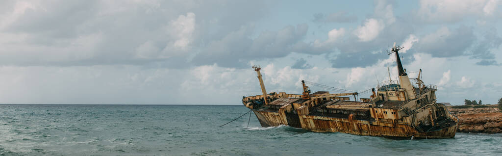 浅海蓝水中锈蚀船全景照图片