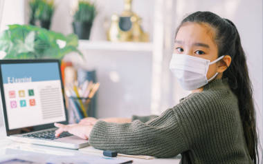 被隔離的家庭學校預(yù)防病毒感染的家庭教育、網(wǎng)上教育概念 