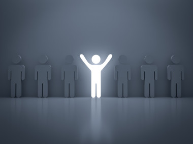 站出來的人群和不同的概念，從輕的人站在與其他人