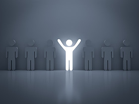 站出来的人群和不同的概念，从轻的人站在与其他人