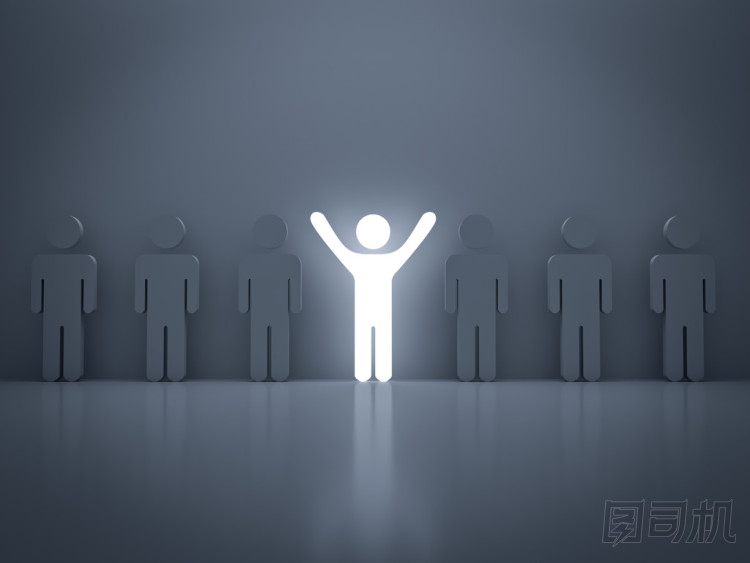 站出來的人群和不同的概念，從輕的人站在與其他人