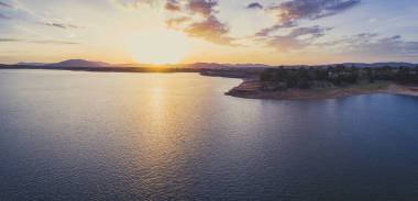 休谟大坝和休谟湖的日落-空中全景，有复制空间