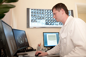 医生与 ct 扫描的影片