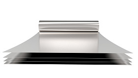 一套不同磨削和抛光头的针头钻头整齐地排列在木托盘上