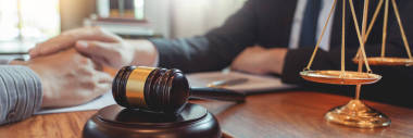 與客戶一起討論關(guān)于法庭法律立法的黃銅級合同文件的律師，為幫助客戶提供咨詢