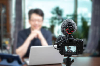 在線講座的概念。亞洲中年男子在家里做網(wǎng)上講座。模糊的背景