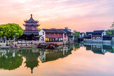 蘇州唐鎮(zhèn)的河邊老樓圖片