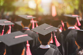 毕业生的后视镜加入了大学的毕业典礼.大学主题概念中的教育毕
