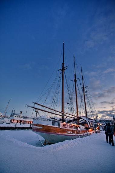冬季港口与船只在赫尔辛基图片