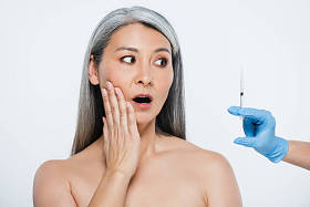 穿着乳胶手套，拿着注射器，注射漂白剂的亚洲裸体女人和医生震惊了